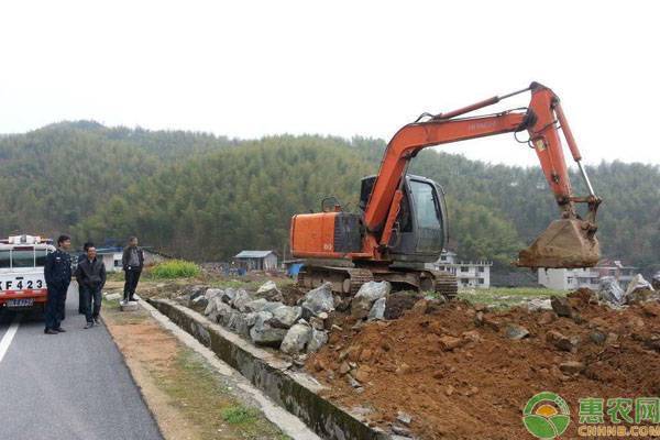 自建房被强拆后，为何农民不选拆迁补偿而选行政赔偿？